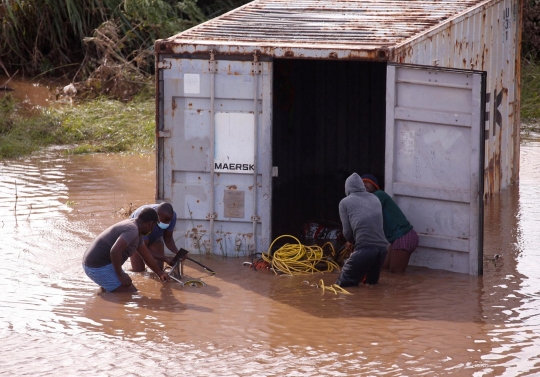 Banjir di Afrika Selatan, Puluhan Peti Kemas Hanyut Bergelimpangan