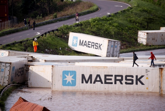 Banjir di Afrika Selatan, Puluhan Peti Kemas Hanyut Bergelimpangan