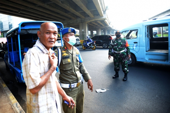 PMKS Histeris dan Berontak Saat Terjaring Razia Satpol PP