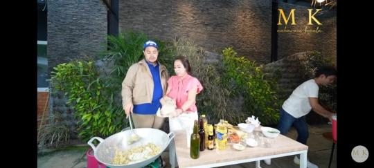 Salut, Ivan Gunawan & Maharani Kemala Masak dan Layani Karyawan yang Buka Puasa