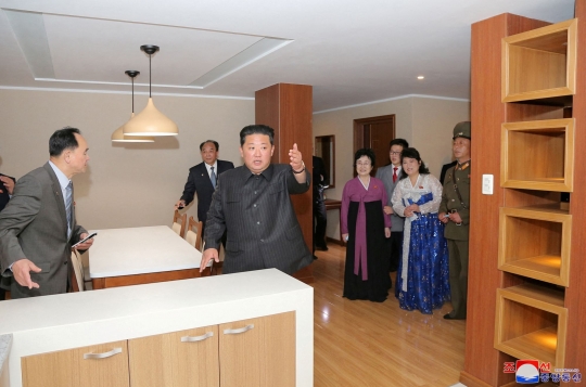 Gaya Kim Jong Un Resmikan Hunian Mewah Bertingkat di Pyongyang