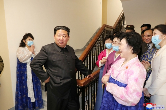 Gaya Kim Jong Un Resmikan Hunian Mewah Bertingkat di Pyongyang