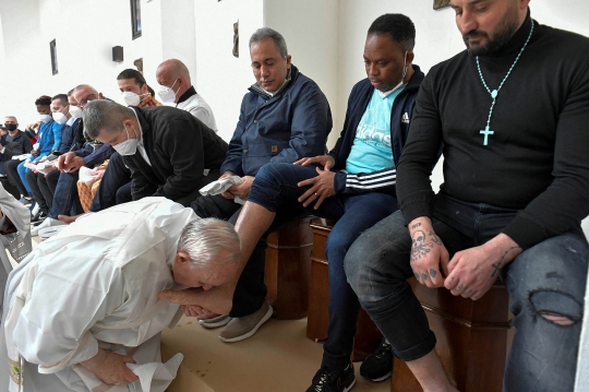 Paus Fransiskus Cium Kaki Narapidana di Penjara Italia