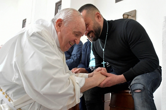 Paus Fransiskus Cium Kaki Narapidana di Penjara Italia