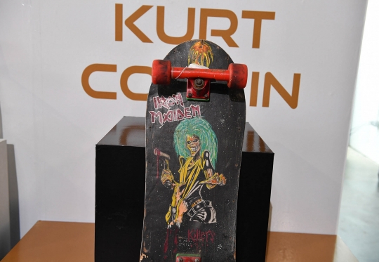 Penampakan Gitar Ikonik Kurt Cobain yang Akan Dilelang