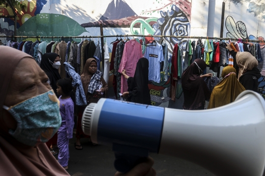 Ramadan Berbagi, Warga Jatipadang Gelar Bazar Makanan dan Baju Bekas Gratis