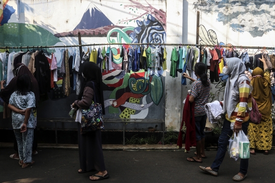 Ramadan Berbagi, Warga Jatipadang Gelar Bazar Makanan dan Baju Bekas Gratis