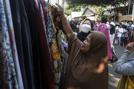 Ramadan Berbagi, Warga Jatipadang Gelar Bazar Makanan dan Baju Bekas Gratis