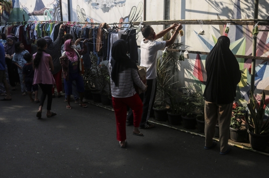 Ramadan Berbagi, Warga Jatipadang Gelar Bazar Makanan dan Baju Bekas Gratis