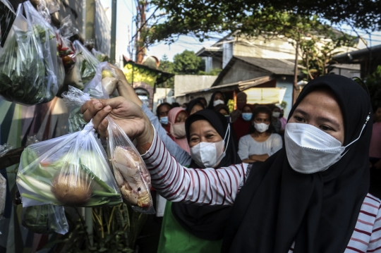 Ramadan Berbagi, Warga Jatipadang Gelar Bazar Makanan dan Baju Bekas Gratis