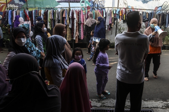 Ramadan Berbagi, Warga Jatipadang Gelar Bazar Makanan dan Baju Bekas Gratis