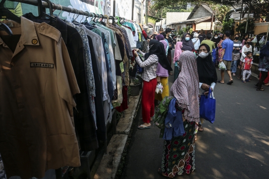 Ramadan Berbagi, Warga Jatipadang Gelar Bazar Makanan dan Baju Bekas Gratis