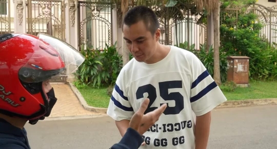 Baim Wong Ngeprank Jadi Ojol Anter Makanan, OB Si Penerima Kaget di Kasih Uang Tip