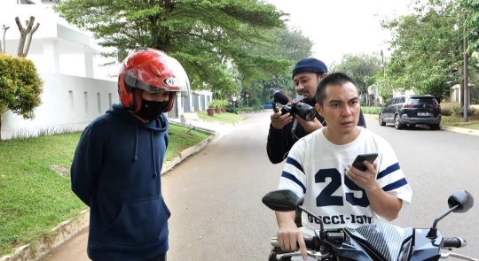 Baim Wong Ngeprank Jadi Ojol Anter Makanan, OB Si Penerima Kaget di Kasih Uang Tip