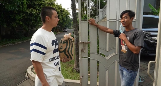 Baim Wong Ngeprank Jadi Ojol Anter Makanan, OB Si Penerima Kaget di Kasih Uang Tip