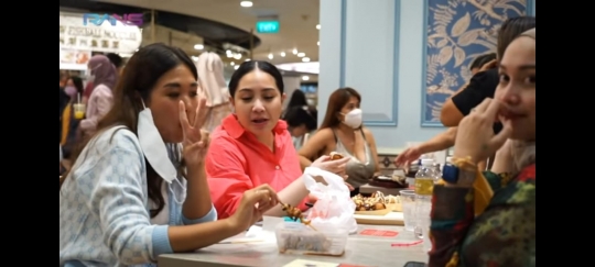 5 Potret Nagita Slavina Buka Puasa di Singapura, Lahap Banget Makan Mie Kesukaannya