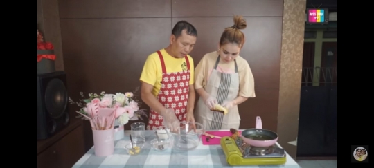 Intip Keseruan Ayu Ting Ting Masak Pisang Goreng Bareng Ayah Ojak