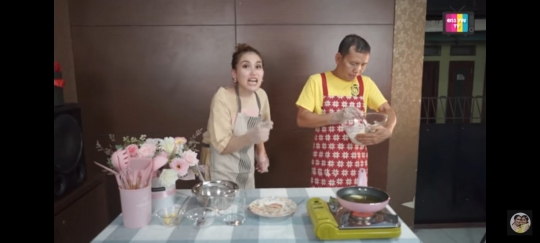 Intip Keseruan Ayu Ting Ting Masak Pisang Goreng Bareng Ayah Ojak