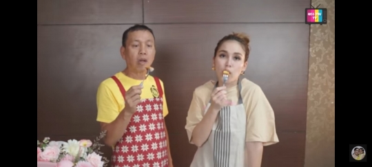 Intip Keseruan Ayu Ting Ting Masak Pisang Goreng Bareng Ayah Ojak