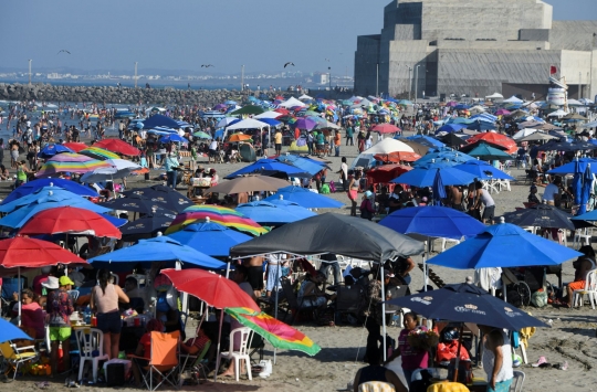 Suasana Pantai di Meksiko Setelah Penurunan Tingkat Penularan Covid-19