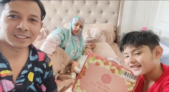 Momen Manis King Faaz Belikan Quran Warna Pink Untuk Arsy Hermansyah