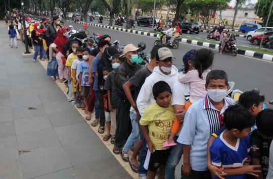 Ratusan Warga Antre Mendapatkan Takjil di Cibinong