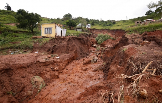Melacak Korban Hilang Usai Terjangan Badai Mematikan di Afrika Selatan