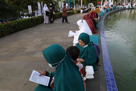 Ngabuburit Sambil Khataman Alquran di Masjid Raya Jakarta Islamic Center