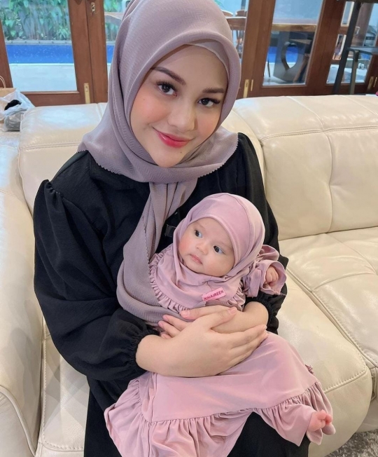 5 Potret Terbaru Baby Ameena Anak Aurel-Atta, Bayi Sultan yang Kian Menggemaskan