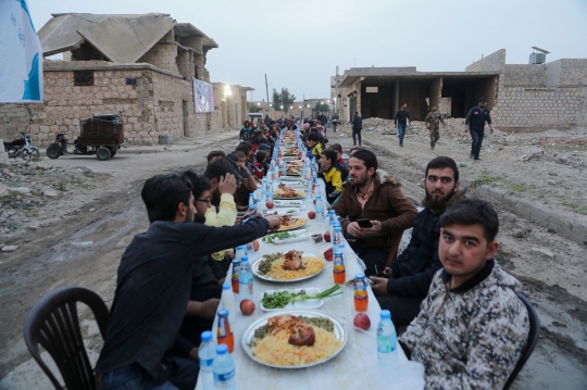 Potret Warga Suriah Berbuka Puasa Ramadan di Tengah Reruntuhan