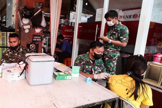 Vaksinasi Booster di Pasar Palmerah
