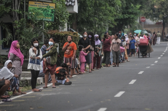 Antusiasme Ratusan Warga Antre Takjil Gratis di Cempaka Putih