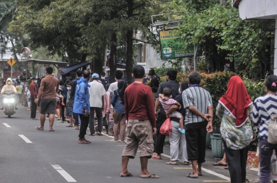 Antusiasme Ratusan Warga Antre Takjil Gratis di Cempaka Putih