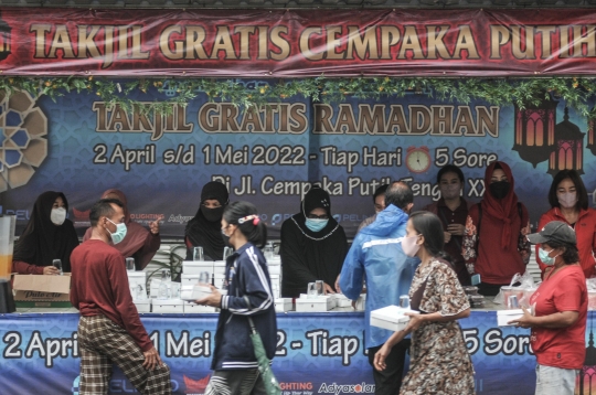 Antusiasme Ratusan Warga Antre Takjil Gratis di Cempaka Putih