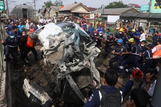 Kondisi Ringsek Mobil yang Tertabrak KRL di Depok