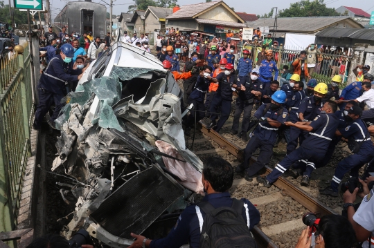 Kondisi Ringsek Mobil yang Tertabrak KRL di Depok