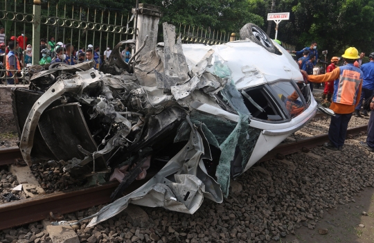 Kondisi Ringsek Mobil yang Tertabrak KRL di Depok