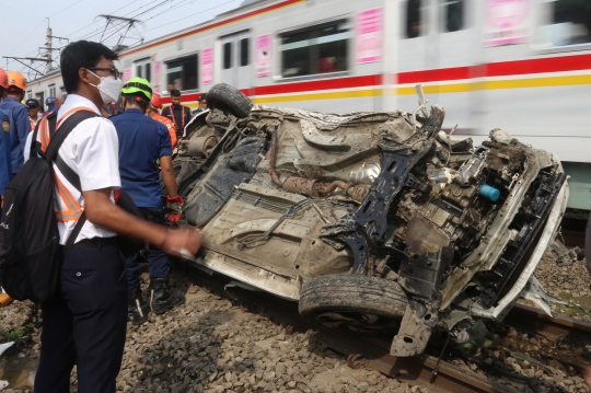 Kondisi Ringsek Mobil yang Tertabrak KRL di Depok