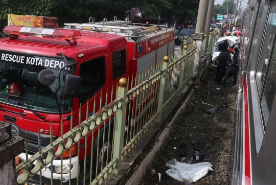 Kondisi Ringsek Mobil yang Tertabrak KRL di Depok