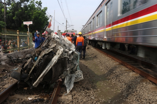 Kondisi Ringsek Mobil yang Tertabrak KRL di Depok