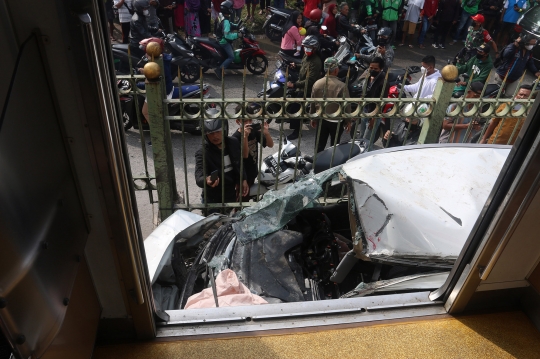 Kondisi Ringsek Mobil yang Tertabrak KRL di Depok