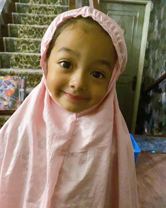 Potret Cantik Queen Eijaz Putri Fairuz Pakai Hijab, Didoakan Jadi Hafizah