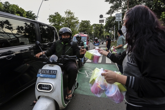 Aksi Jemaat Gereja GPIB Effatha Bagi-Bagi Takjil Gratis ke Pengendara