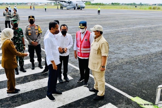 Kompaknya Jokowi dan Menhan Prabowo, Barengan Beli Blangkon Khas Raja-raja Madura