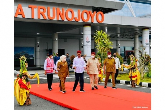 Kompaknya Jokowi dan Menhan Prabowo, Barengan Beli Blangkon Khas Raja-raja Madura