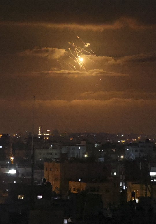 Pertempuran Iron Dome Israel vs Roket Militan Palestina di Langit Gaza