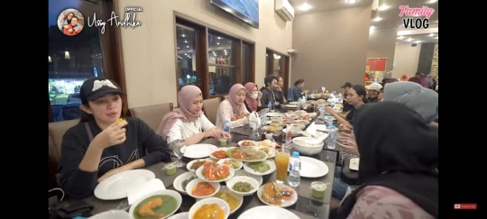 Potret Ussy Sulistiawaty Buka Bersama dengan Karyawan, Tak Jaim Makan Jengkol