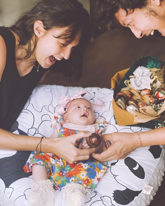 Cute! Ini Potret Terbaru Baby Djiwa Anak Nadine dan Dimas Anggara yang Genap 2 Bulan