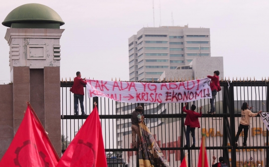 Geruduk DPR, Mahasiswa-Buruh Gelar Aksi Tolak UU Cipta Kerja Hingga Penundaan Pemilu