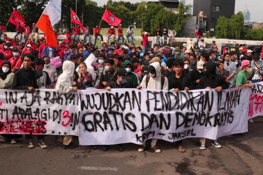 Geruduk DPR, Mahasiswa-Buruh Gelar Aksi Tolak UU Cipta Kerja Hingga Penundaan Pemilu